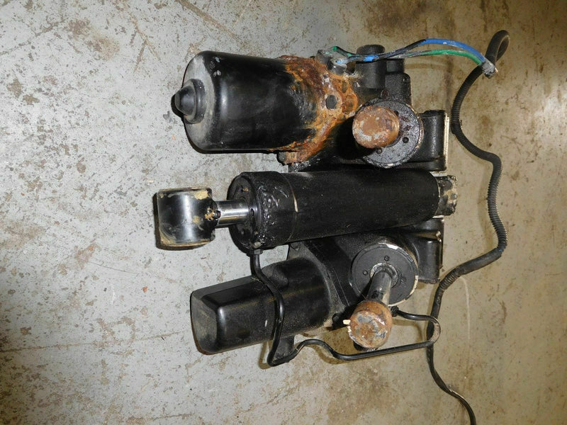 2002 Suzuki outboard DT 225hp 22501-25065 tilt and trim unit