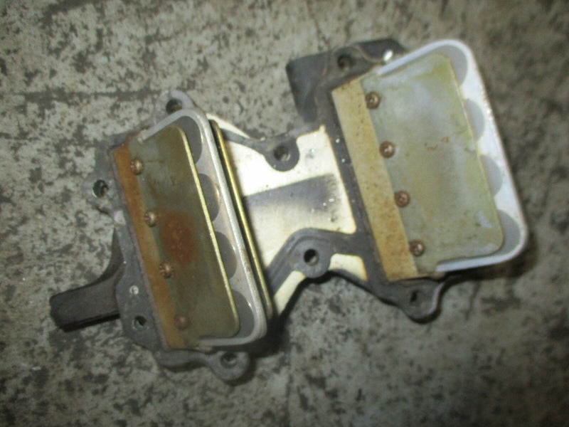 1987 Johnson outboard 40hp 2-stroke intake manifold with reeds 327126