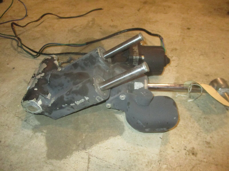 2004 Evinrude Ficht E250FPXSRM Outboard Tilt Trim Unit (Bottom pinion cut)