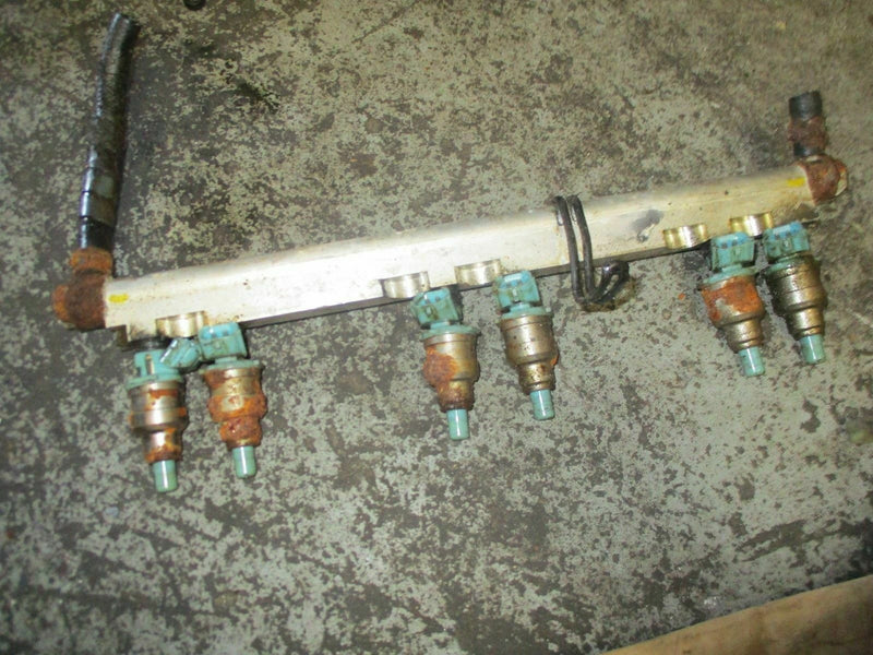 1998 Suzuki outboard DT 225 hp 2-stroke fuel rail/Injector set 15710-92E01