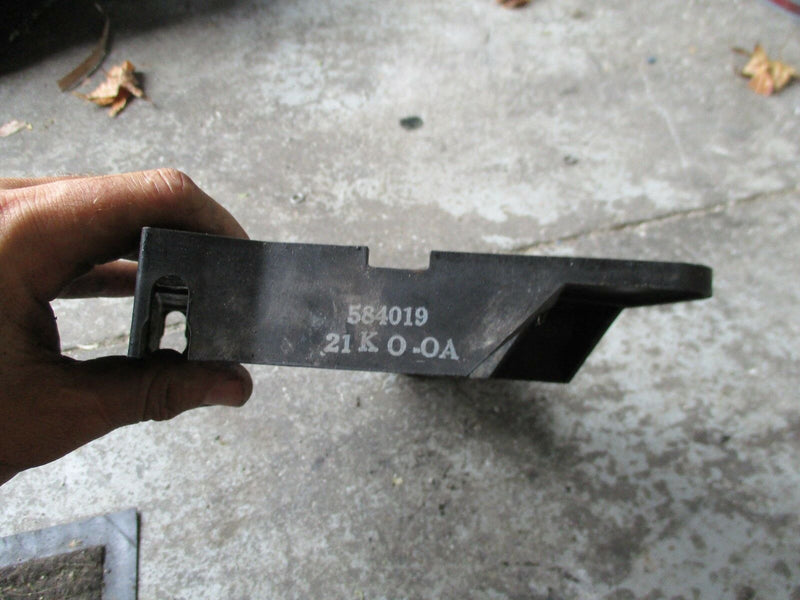 1990 Evinrude VE120TLESB 120hp outboard plastic mounting bracket 584019