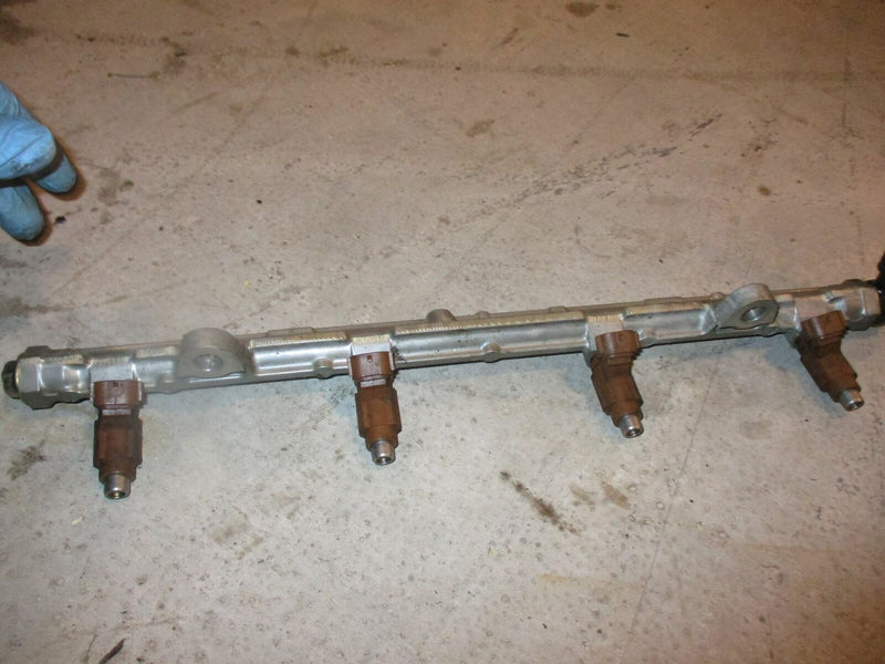 Suzuki DF150 150hp outboard fuel rail and injector set (15751-96J00)