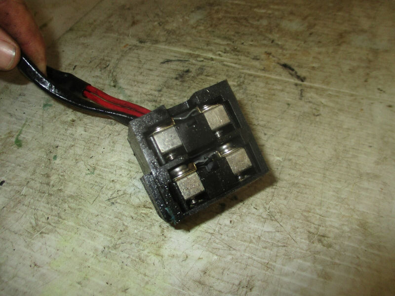 Yamaha 250hp outboard fuse holder with 2 fuses (61A-82150-00)