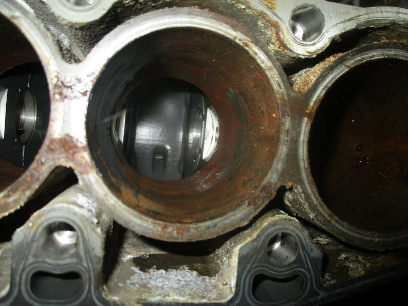 2004 Johnson/Suzuki 25hp 4 stroke outboard crankcase block