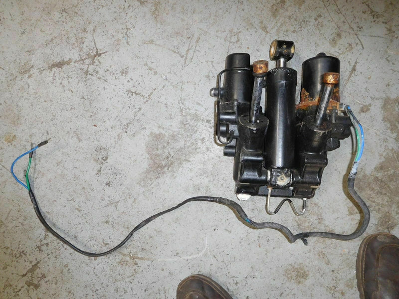 2002 Suzuki outboard DT 225hp 22501-25065 tilt and trim unit