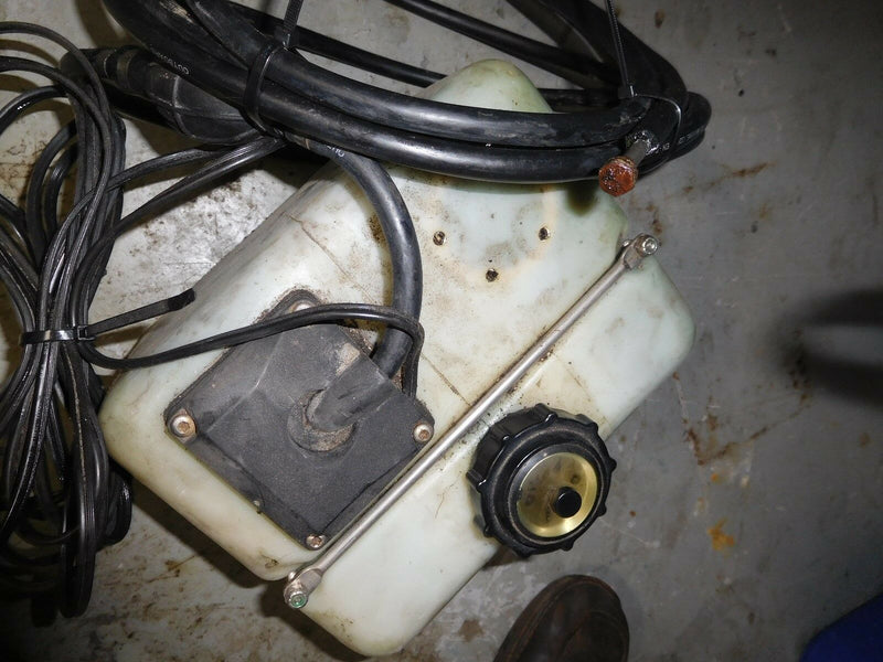 johnson/evinrude OMC Outboard Remote Oil tank with bracket