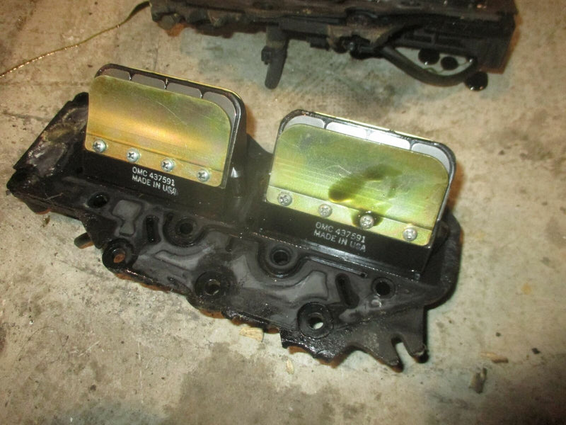 1998 Johnson Ficht 115hp 2-Stroke Outboard Intake Manifold w/Reeds