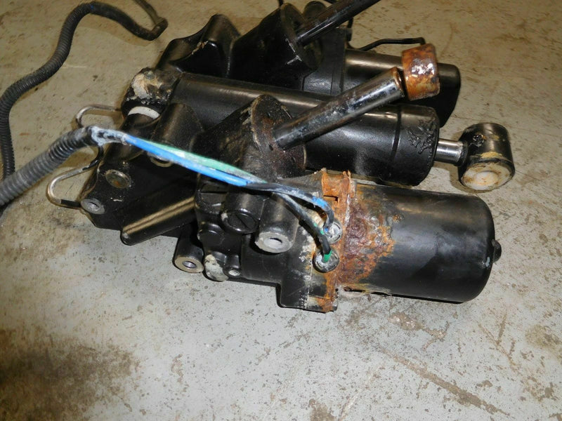 2002 Suzuki outboard DT 225hp 22501-25065 tilt and trim unit