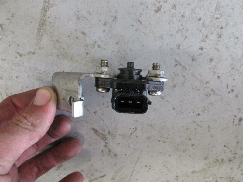 2000 Yamaha outboard Z200TXRY 2 stroke 200hp pressure sensor 67H-82380-00