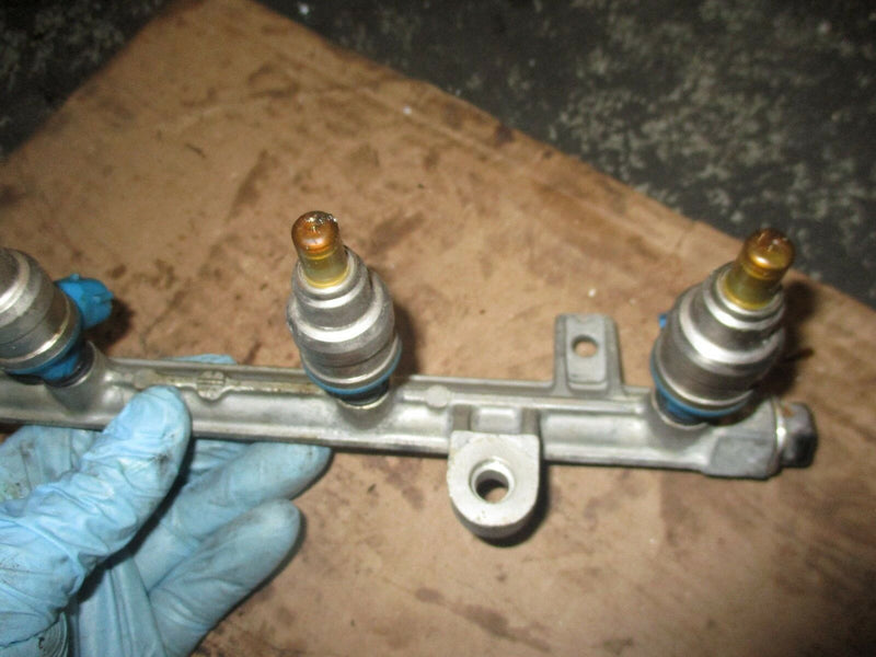 2000 Suzuki DF 60 hp 4 stroke outboard fuel rail with injector set