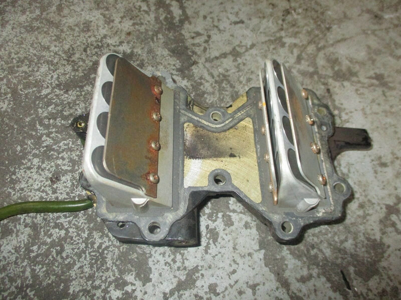 1999 Johnson 40hp 2-stroke Outboard intake manifold with reed valve set 327126