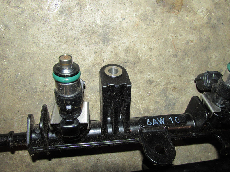 Yamaha 350hp 4 stroke outboard fuel rail and injector set