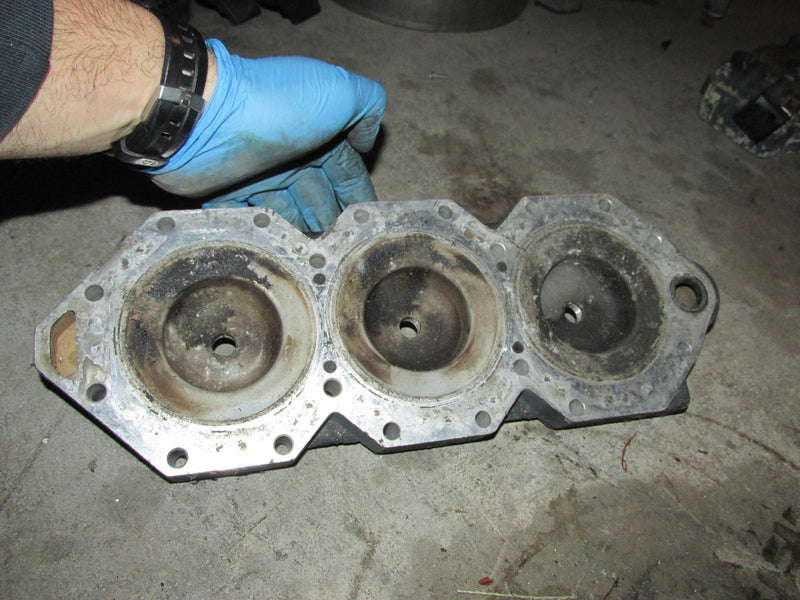 Johnson outboard cylinder head (338311)