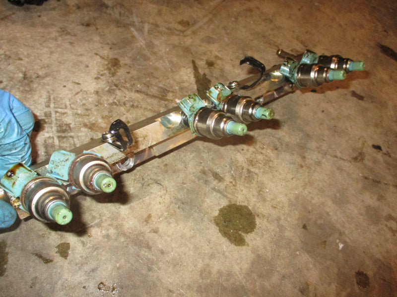 Suzuki DT200 200hp outboard fuel rail and injector set (15750-92E04)