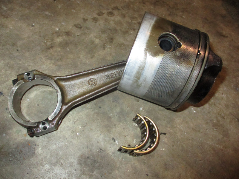 Johnson Seahorse 235hp 2 stroke outboard piston and rod (326704)
