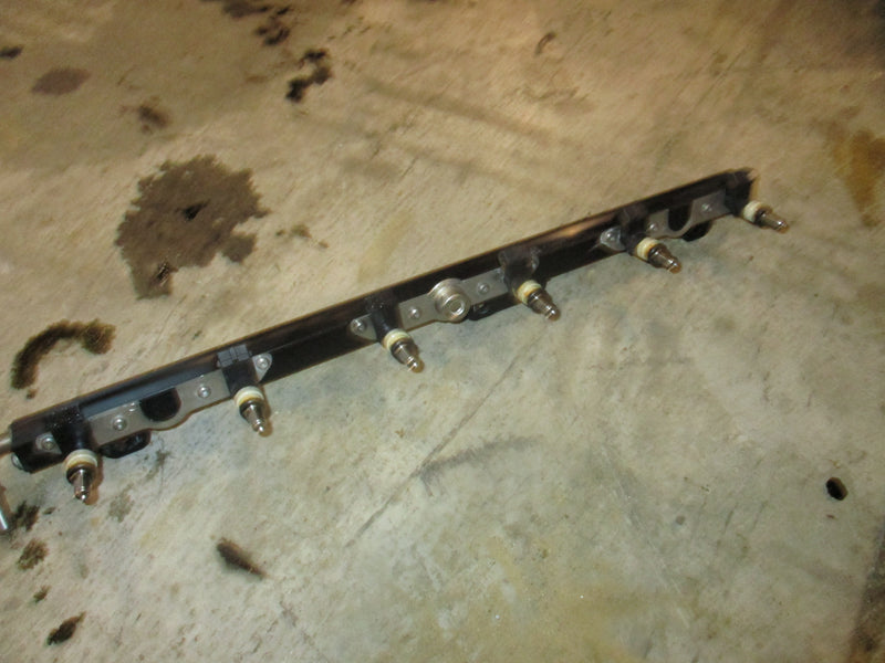 Mercury Verado 275hp outboard fuel rail with injector set (892811-001)