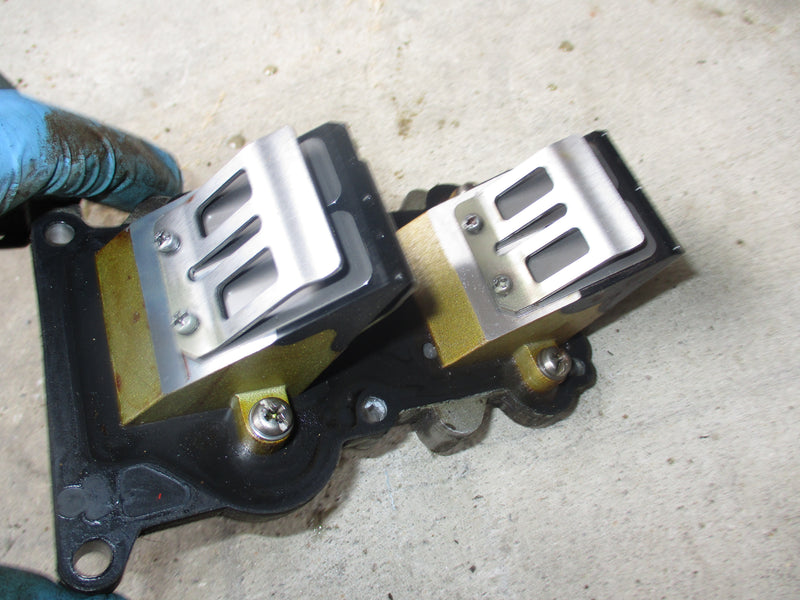 Yamaha 25hp 2 stroke outboard intake manifold with reeds (6L2-13641-00-94)