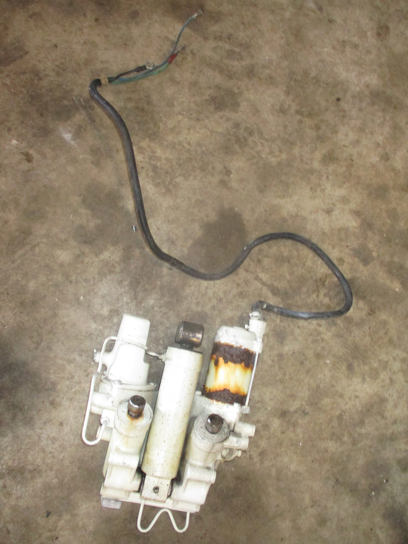 Suzuki DT90 outboard tilt trim unit