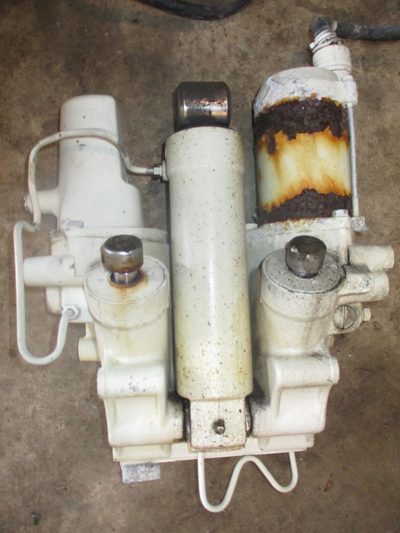 Suzuki DT90 outboard tilt trim unit