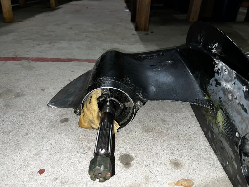 Suzuki DF115 115hp outboard lower unit with 25" shaft FOR PARTS