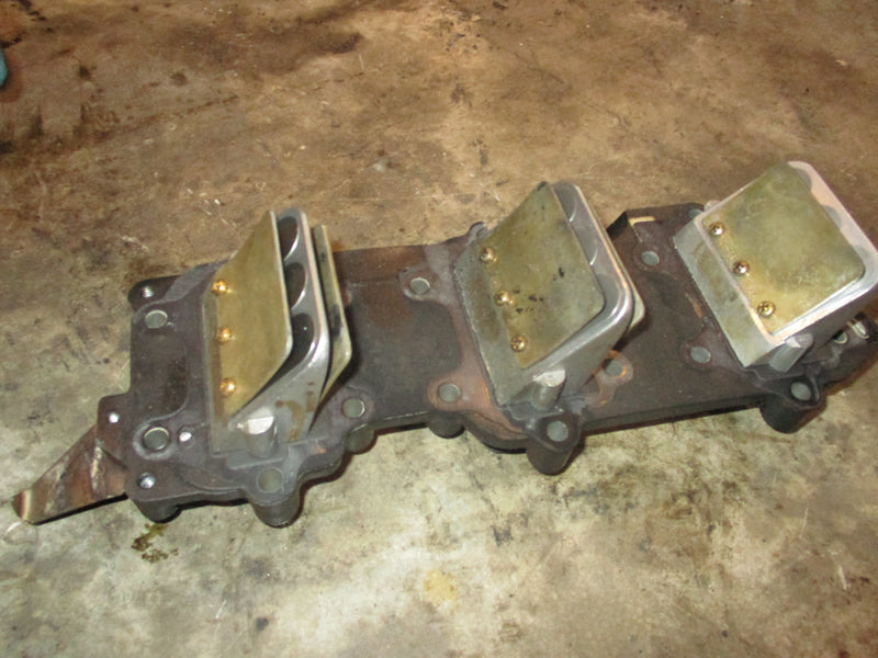 Johnson 70hp 2 stroke outboard intake manifold with reeds (323689)